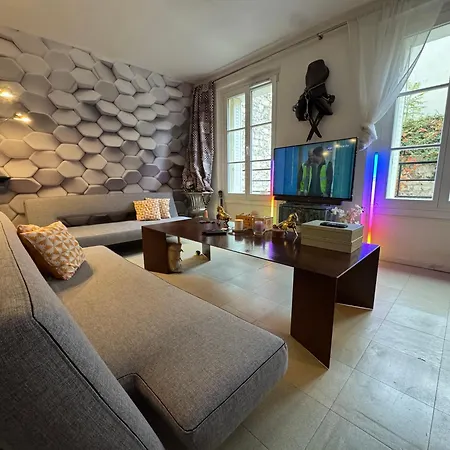 Shared For 2 Male Traveler Under 30s * 파리