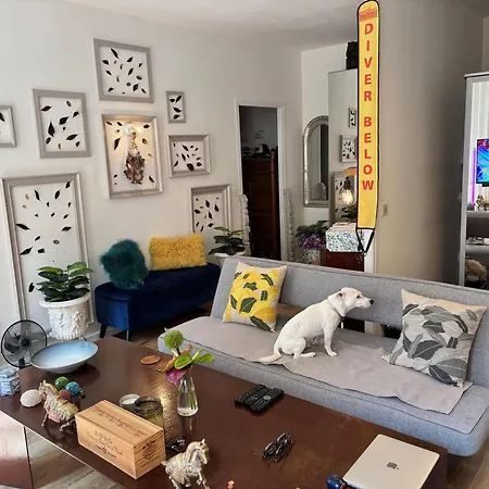 Shared Private For Up To 2 Male Traveler Under 30s&2 Flatmates Résidents Habitación en casa particular *